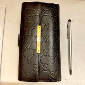 Black GUCCI
Signature Continental Wallet
